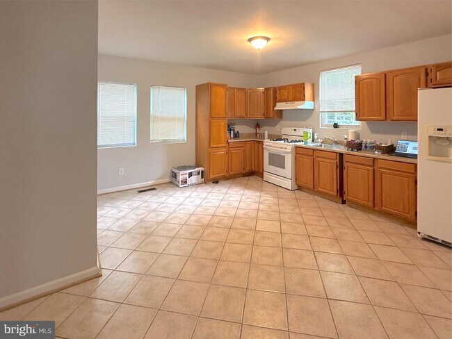 Building Photo - 304 Collins Ave