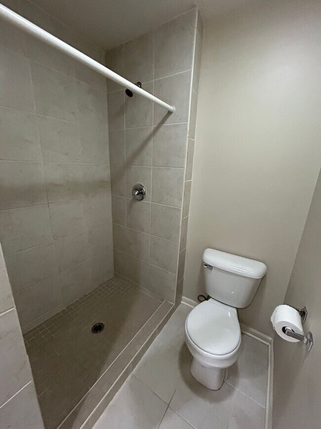 Building Photo - Beautiful, spacious, 4 bedroom, 3 bath tow...