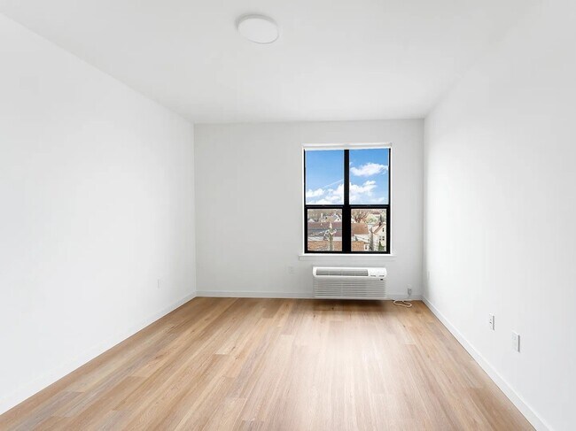 Building Photo - 175 W 7th St