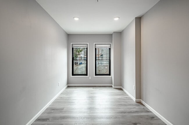 Building Photo - 235 E Market St