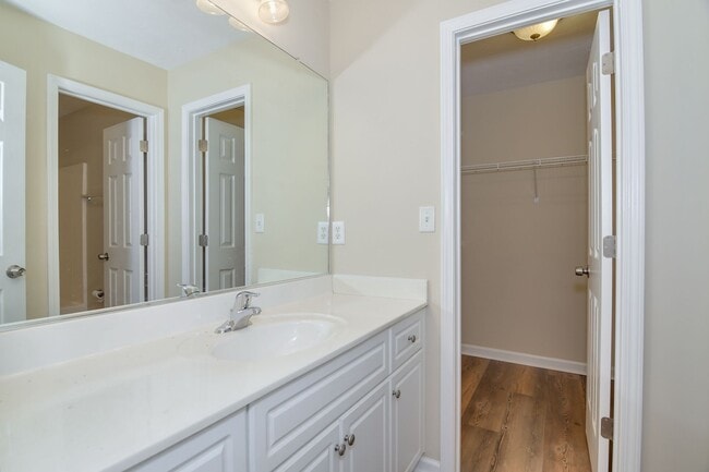 Building Photo - Updated 2 Bed 2 Bath Townhouse!