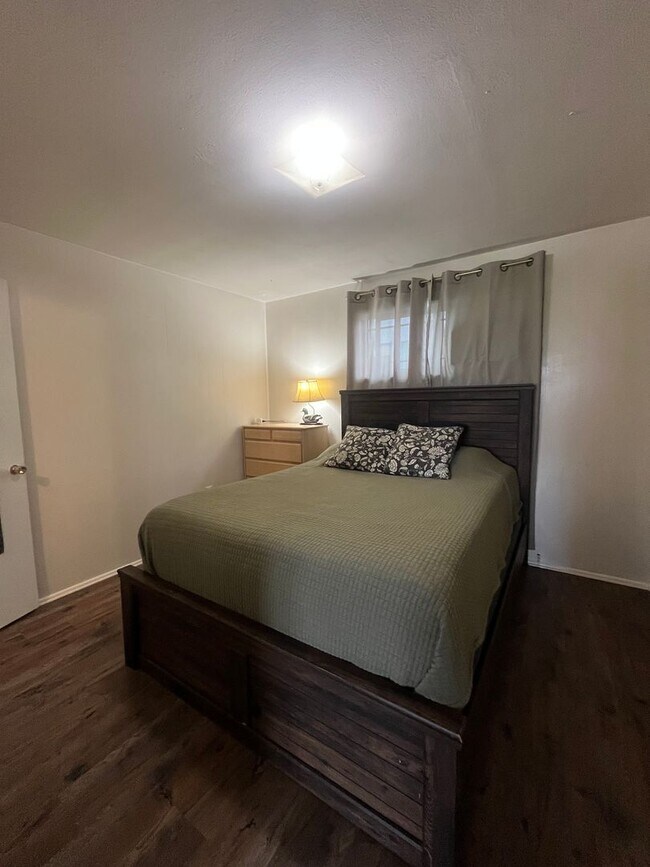 Building Photo - 1-Bedroom Duplex minutes from Eugene!