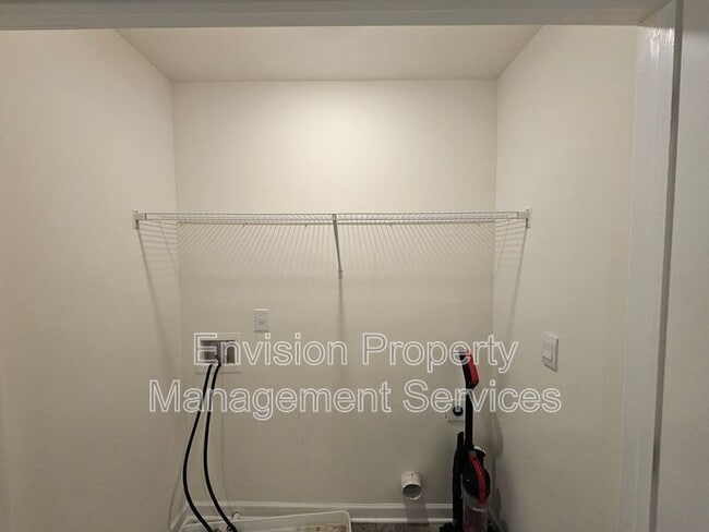 Building Photo - 611 Dairy Dr