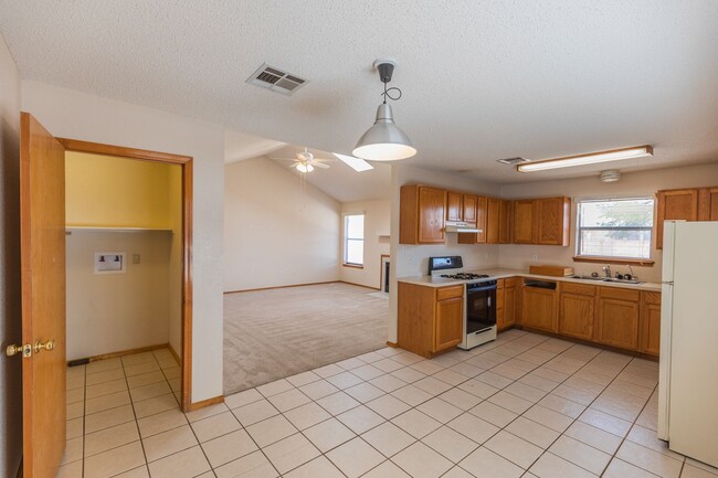 Building Photo - 3 Bedroom 2 Bath Home