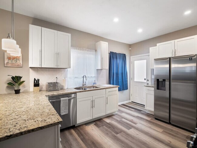 Building Photo - 1415 W 57th St