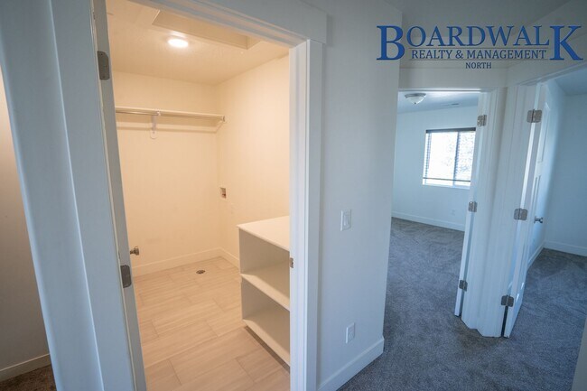 Building Photo - 440 1625 N
