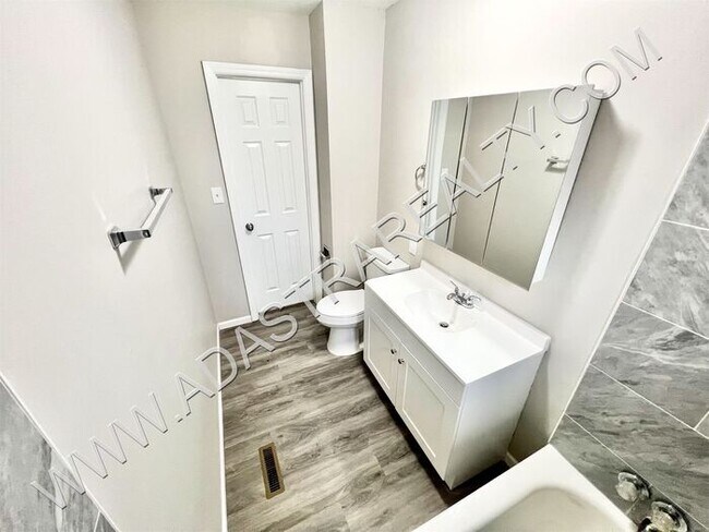 Building Photo - Beautiful 4 Bed Duplex in Independence-Ava...