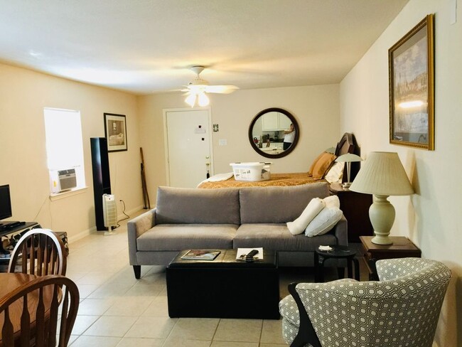 Building Photo - 802 E 28th St