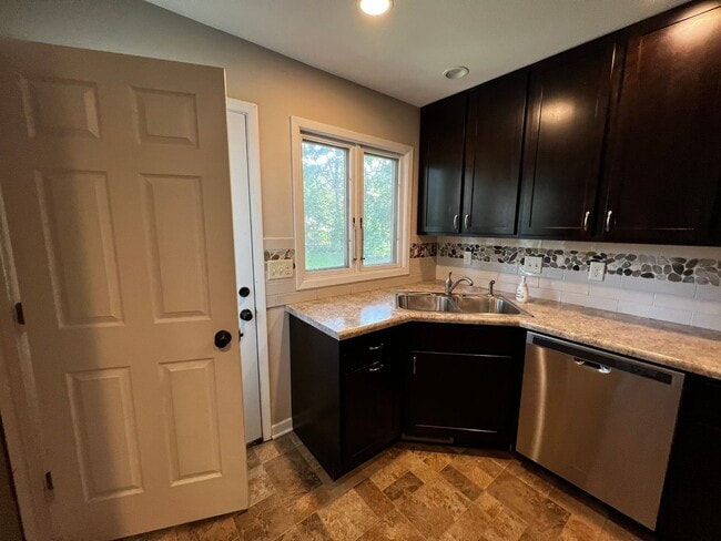 Building Photo - 3 Bedroom 2 Bath House For Rent