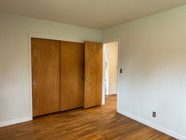 Building Photo - Beautiful 3 bedroom 1.5 bath house with a huge yard!