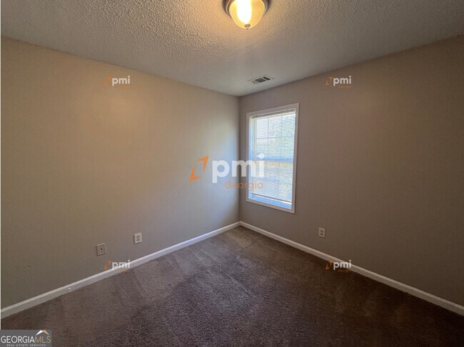 Building Photo - 2015 Ivy Ln