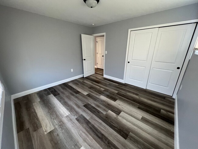 Building Photo - Renovated 4 bed 2 bath single home in levi...