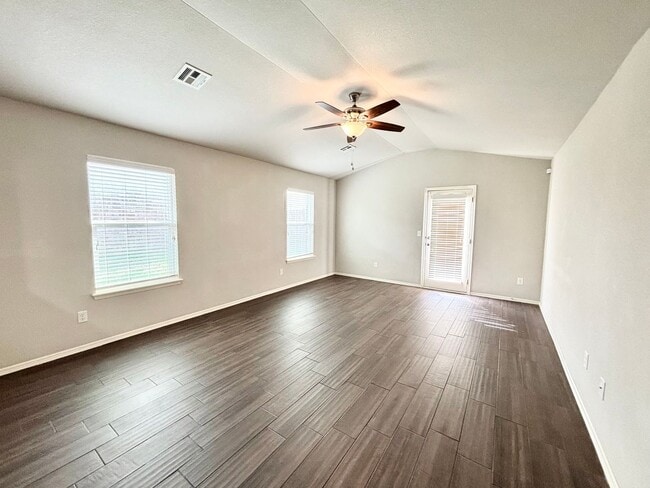 Building Photo - Awesome home with community pool!