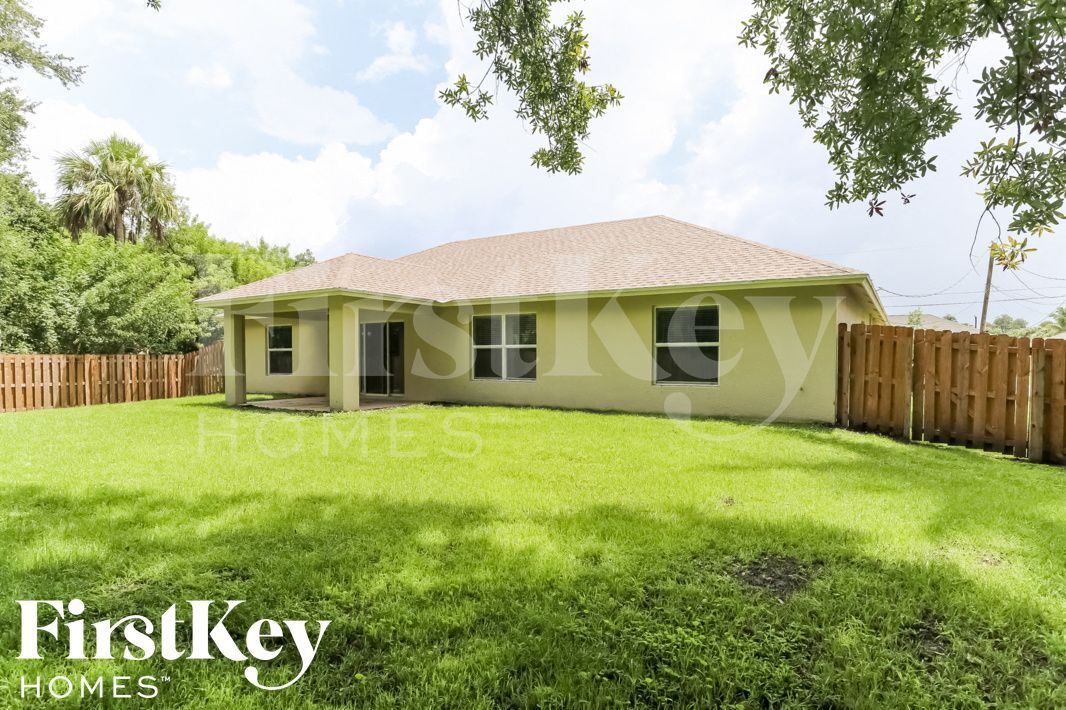 Building Photo - 980 SW Del Rio Blvd