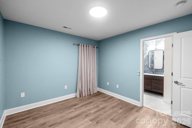 Building Photo - 812 E 18th St