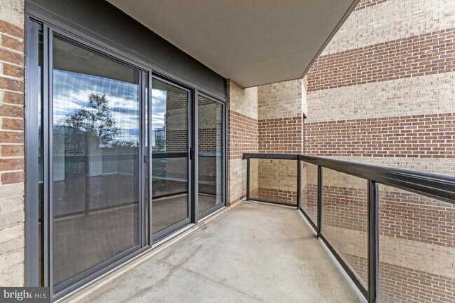 Building Photo - 8360 Greensboro Dr