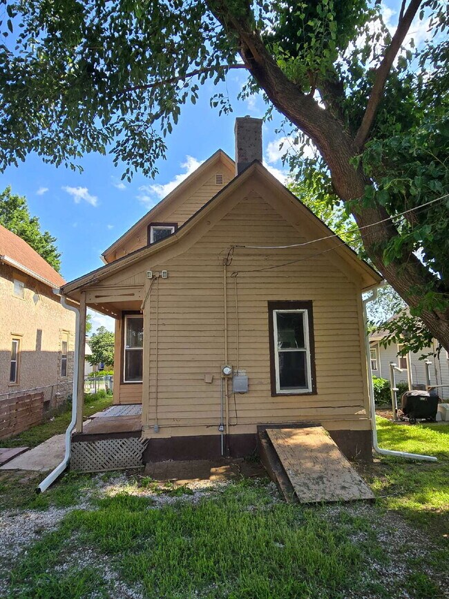 Building Photo - Charming 3-Bedroom Home Near Downtown – Av...