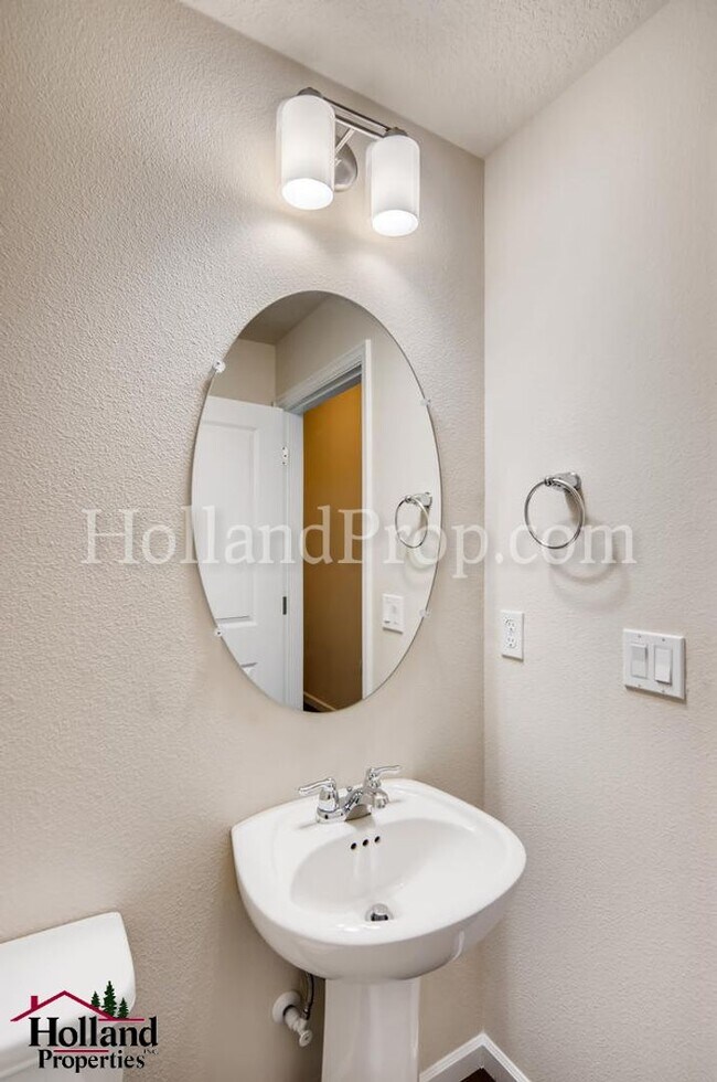 Building Photo - Stunning 3 Bedroom 2.5 bath Townhome in Hi...