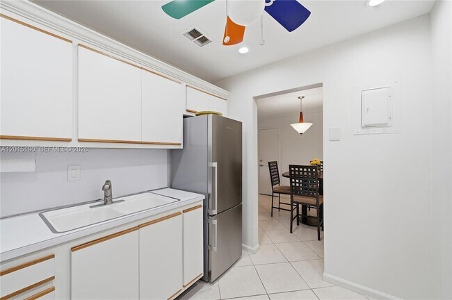 Building Photo - 6273 Bay Club Dr