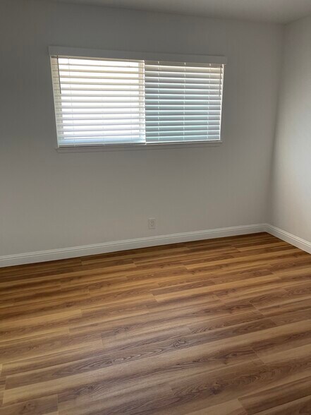 Building Photo - 7563 Laurel Dr