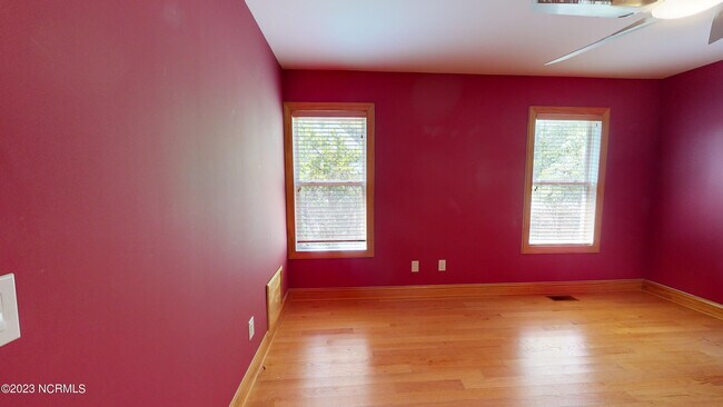 Building Photo - 245 Lakeside Dr