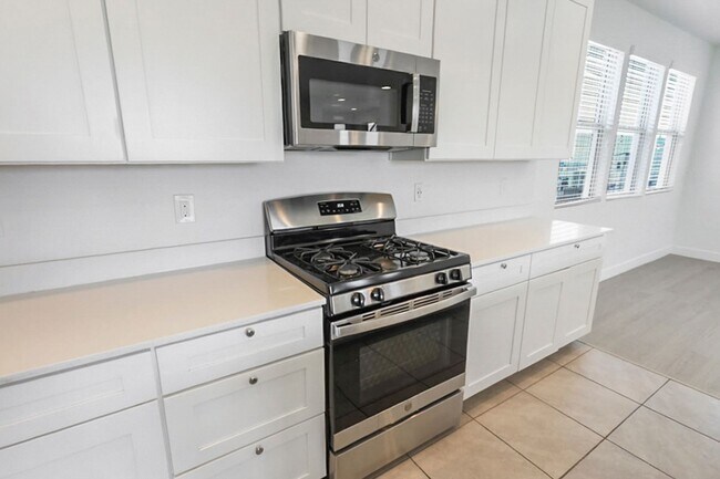 Building Photo - Summerlin Beauty With Bed and Bath On 1st Floor