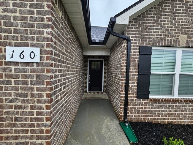 Building Photo - LUXURY 3 BEDROOM RANCH STYLE HOME IN SCENIC FOX RUN