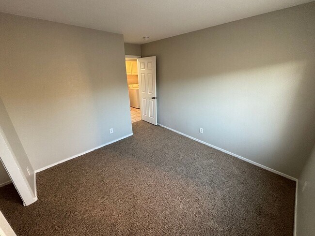 Building Photo - Spacious 3Bed/3Bath Two Story Home Located...
