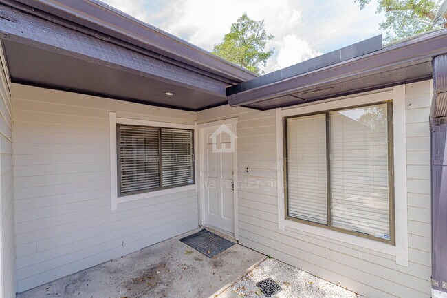 Building Photo - 911 Robinhood Ct