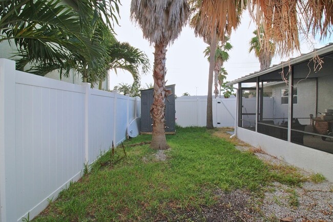 Building Photo - Steps to the Gulf! Spacious 3-Bed, 2 Bath ...