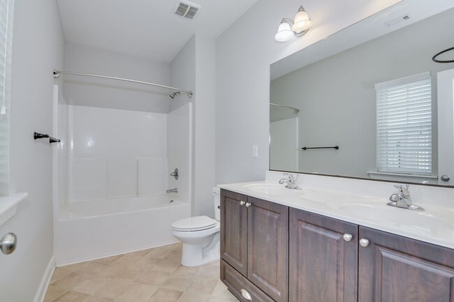 Building Photo - 3 Bedroom 2 Bath in Canterbury Farms