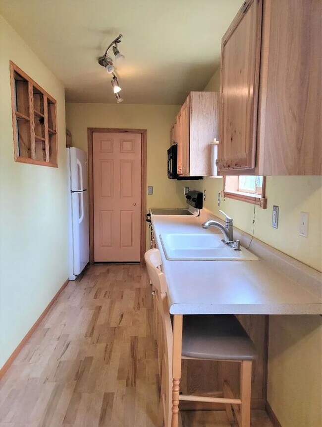 Building Photo - Very neat unit in Poulsbo area.