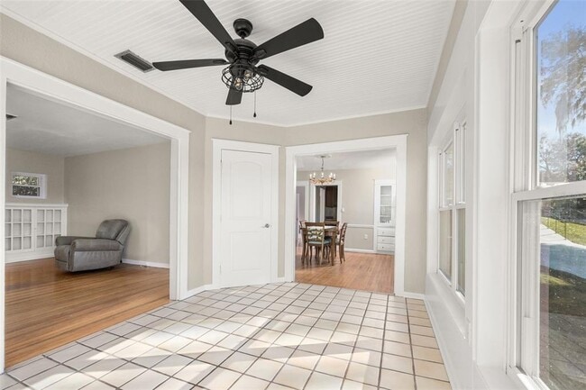 Building Photo - 2119 E Crooked Lake Dr