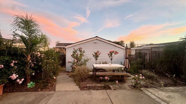 Building Photo - Bright & Spacious 3-Bed, 2.5-Bath Santa Cruz Home Near UCSC with Tranquil Rose Garden Backyard, B...
