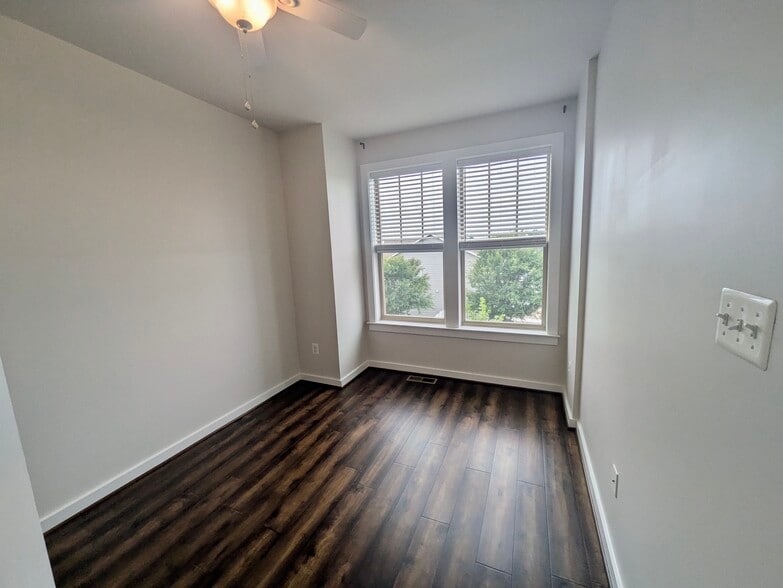Building Photo - 1121 Lawler Dr