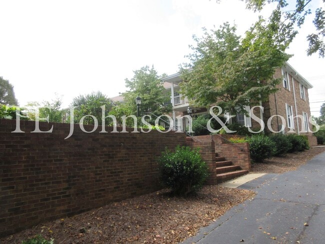 Building Photo - Two Bedroom Condo Convenient To WFU
