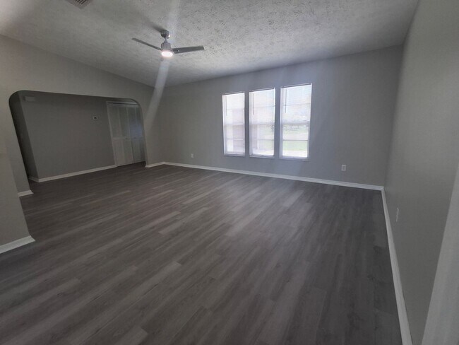 Building Photo - 3/2 SCREENED PORCH & FENCED-IN BACKYARD HOME