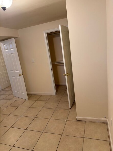 Building Photo - 8701 Lindendale Dr