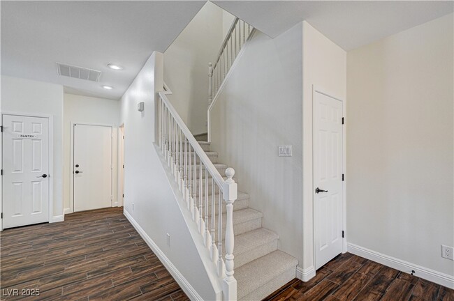 Building Photo - 25 Lone Cove Ct