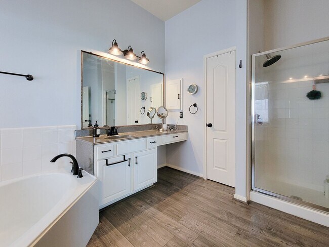 Building Photo - Welcome home to this charming 4-bedroom, 3-bathroom brick house in the desirable Stone Gate commu...