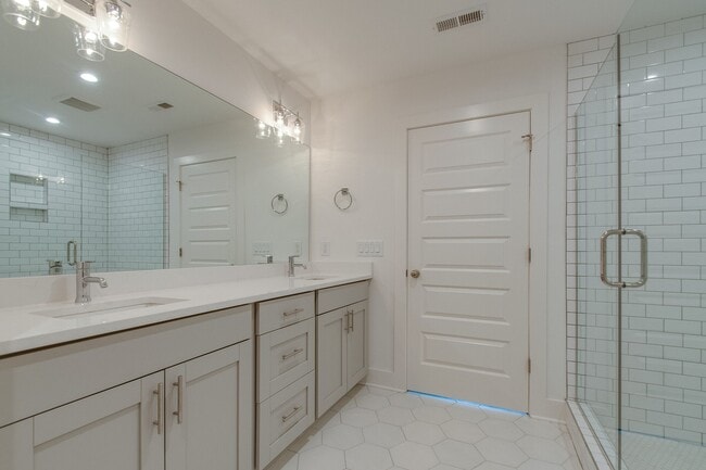 Building Photo - 700 James Ave