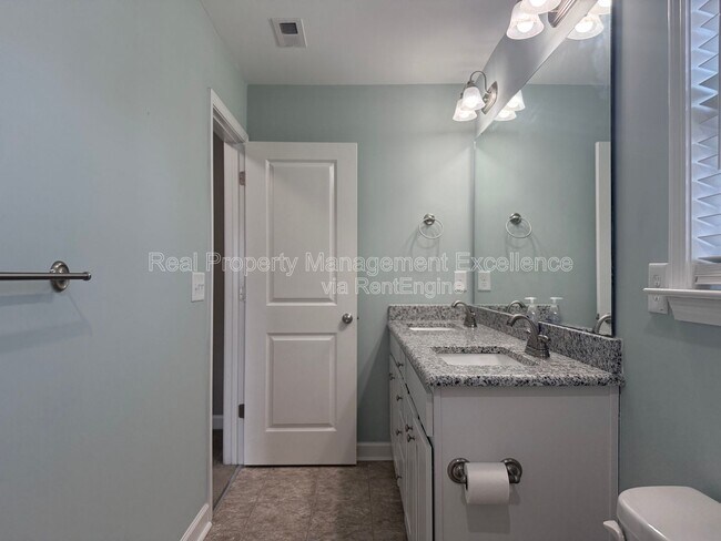 Building Photo - 432 Fallingbrook Dr