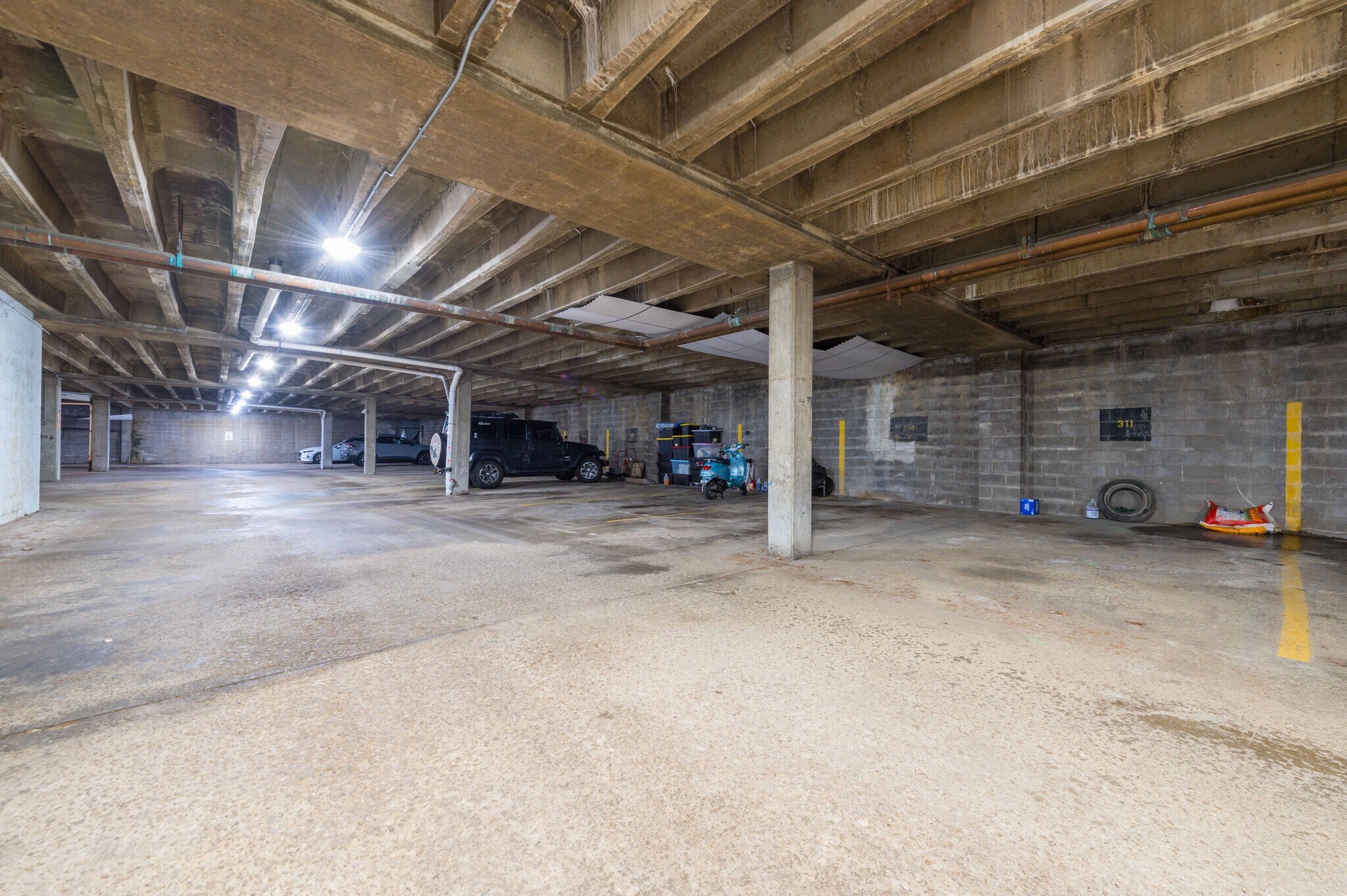 Covered Parking Garage - 20333 Detroit Rd