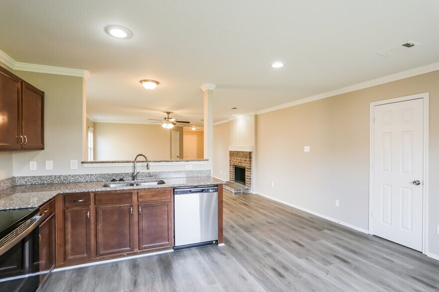 Building Photo - 10321 Fossil Valley Dr