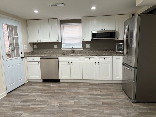 Primary Photo - 2909 Tremont Ave