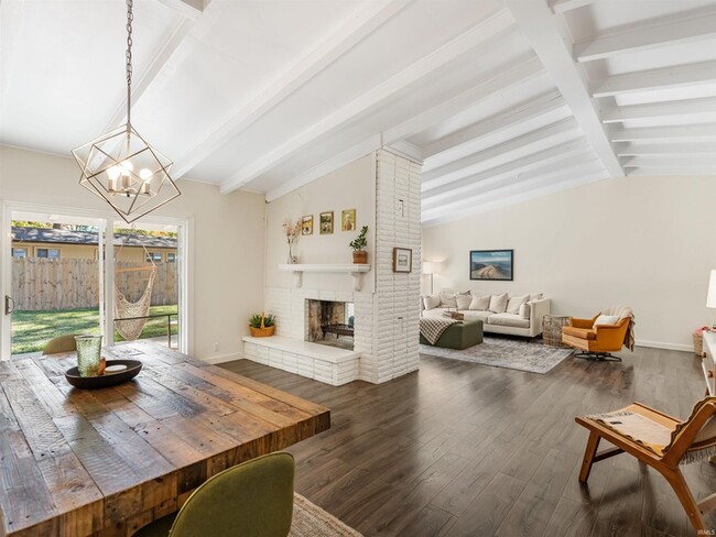 Building Photo - 2924 Santa Rosa Dr