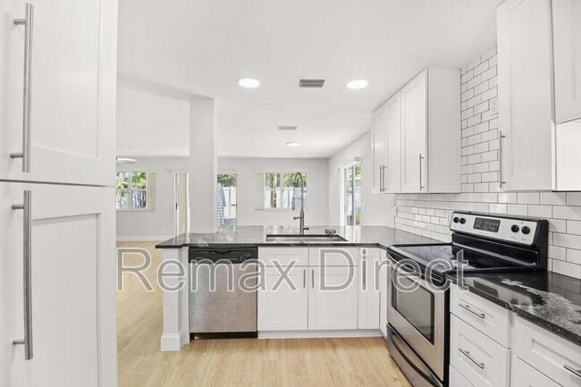 Building Photo - 4722 Lakeside Cir