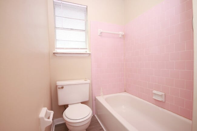 Building Photo - Updated 3BR/2BA Home with New Flooring & F...