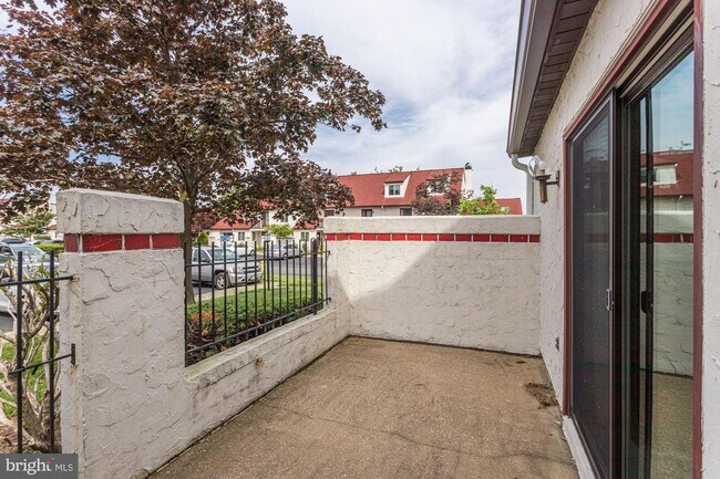 Building Photo - 2A Queen Victoria Ct