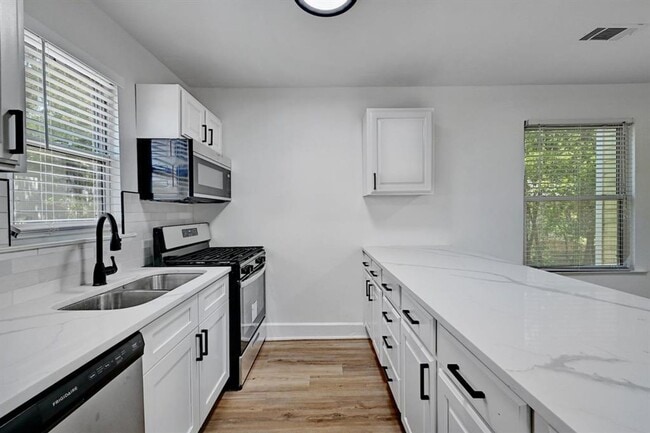 Building Photo - 2305 Longview St